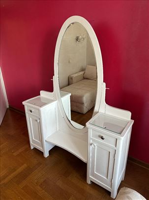 Predivan vintage toaletni sto