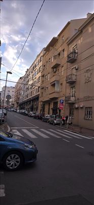 Useljiv 4.5 stan u centru