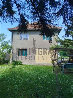 Vrčin centar, porodična kuća