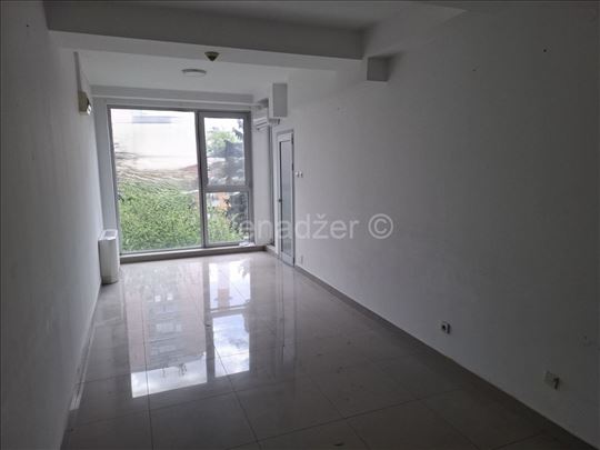 B. Brdo, Pozeska, lokal 23m2 1/5, wc, izlog prazan