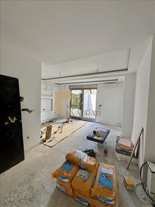 Vaša oaza u centru – dvosoban stan sa 105m² dvoriš