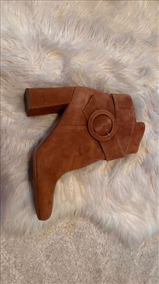 Kožne čizme nošene nekoliko puta