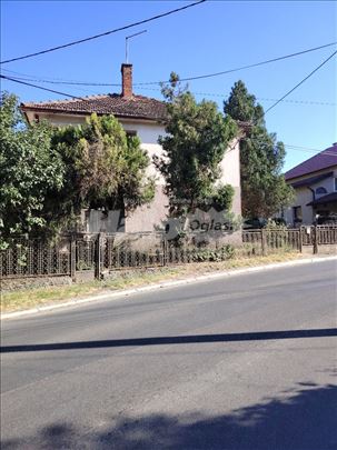 Kuca sa garazom i pomocnim objektom