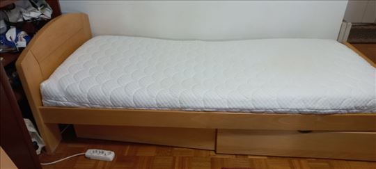 Prodajem krevet 210x90 sa dušekom i 2 fijoke
