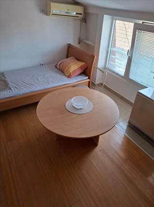 Izdaje se jednosoban stan u centru sa troskovima