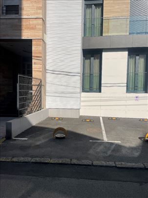 Izdaje se parking mesto ispred zgrade