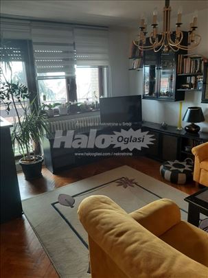 Izdaje se trosoban stan na Bulevaru Nemanjića