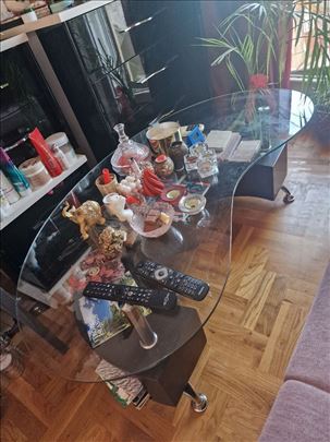 Moderan sto sa policama snižen na 3000 din