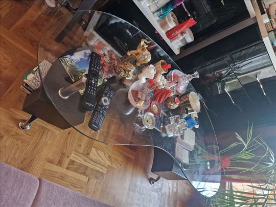 Moderan sto sa policama u odličnom stanju 