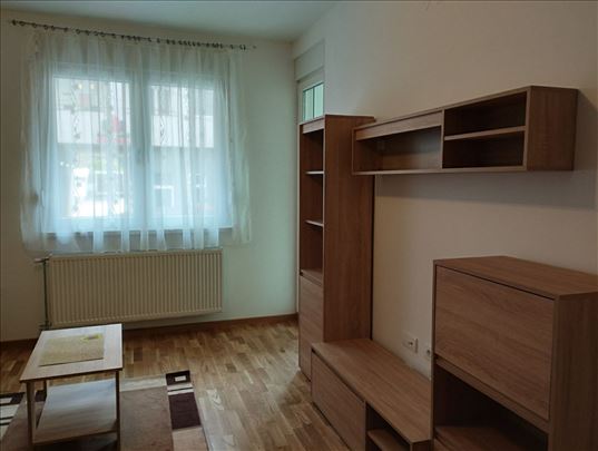 Na izdavanje- Dvosoban stan na Petrovaradinu