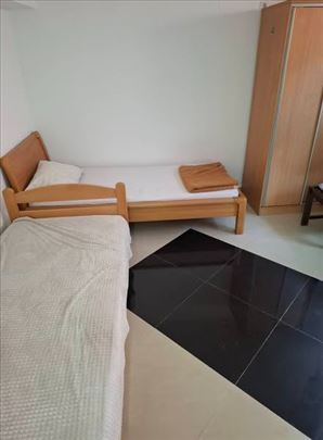 Namestena garsonjera u centru troskovi ukljuceni