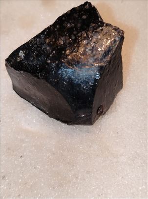 Obsidijan-crni