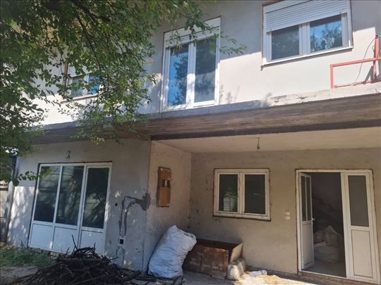2-etažna nova kuća plus stara kuća na Staroj Misi