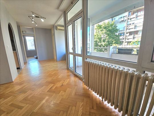 Blok 22- manji trosoban, renoviran, svetao