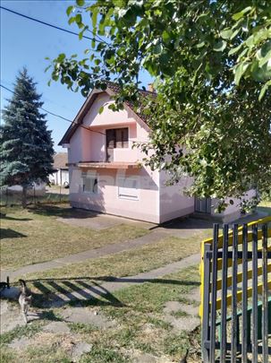 Nameštena lepa kuća sa dvorištem odlična lokacija