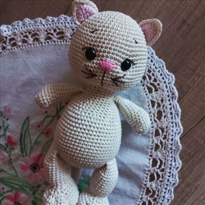 Heklana igračka maca, amigurumi 