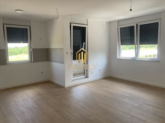 Na prodaju četvorosban stan u novom urbanom naselj