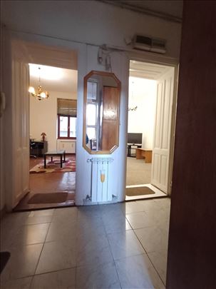 Salonac u Jevrejskoj u visokom prizemlju