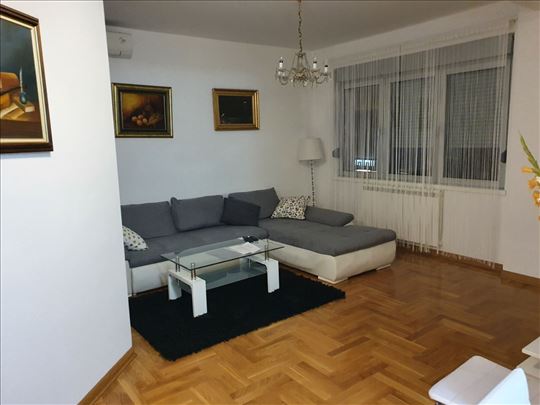 Dvosoban stan u novijoj, odličnoj zgradi