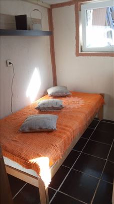 Izdaje se dvorišni stan na Bogosloviji