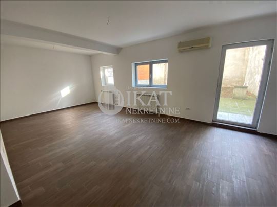 Kalenić, Vračar 59m2, renovirano sa dvorištem