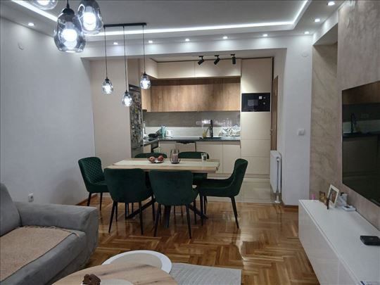 Lux trosoban stan u centru Pančeva