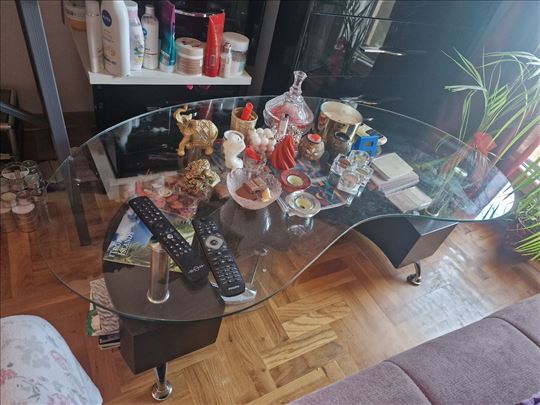 Moderan, praktičan sto sa fiokama u odličnom stan