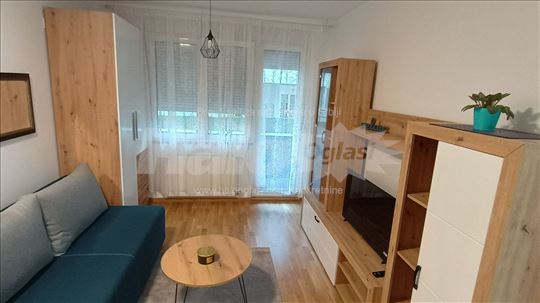 Nova useljiva garsonjera nov nameštaj ,lux