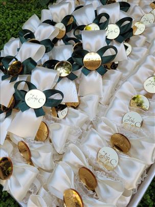 Cvetići za kićenje svatova-bež/zelena traka/krug