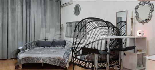 Garsonjera LUX Vukov spomenik kratkoročno