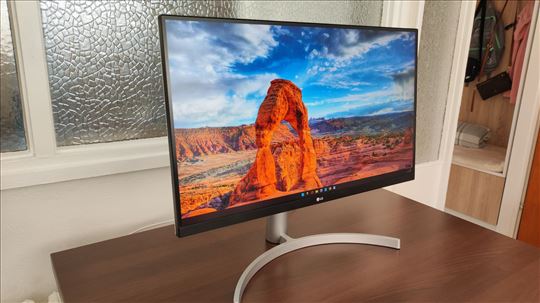 LG 27UL650-W UHD IPS 4K monitor