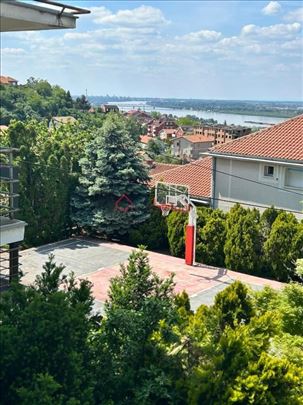 Nova Kuća na 10 ari placa i pogledom na Dunav