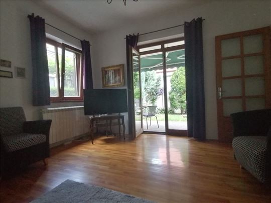 Prelepa kuća sa dvorištem za uživanje. Gardoš.