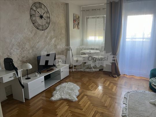 Izdaje se stan u Zemunu
