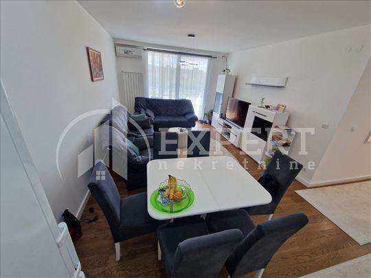 Prelep trosoban stan u kompleksu Delta Residence, 