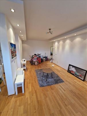 Renovated Charm: Bright and Modern 80m² Apartment