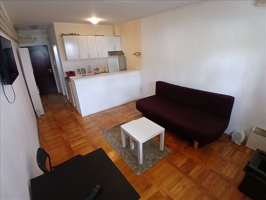 17 Oktobar - garsonjera - Kneževac - odmah useljiv