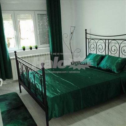 Banovo Brdo, Sumadijski Trg 50m2
