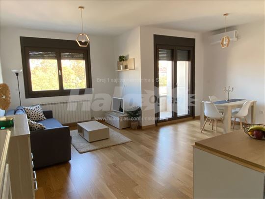Izdajem stan 62m2 sa dve terase u lux zgradi 