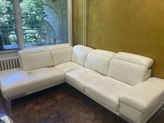 Ugaona bela kožna garnitura