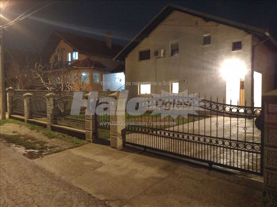 Izdajem namešten stan u kući 