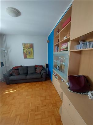 Lep porodičan stan, III sprat, lift