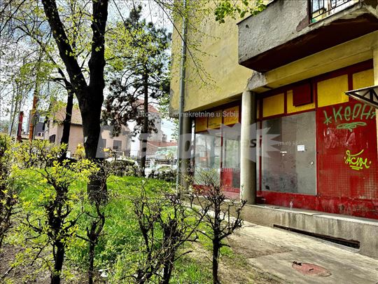 Lokal na uglu, u staklu, u zelenilu