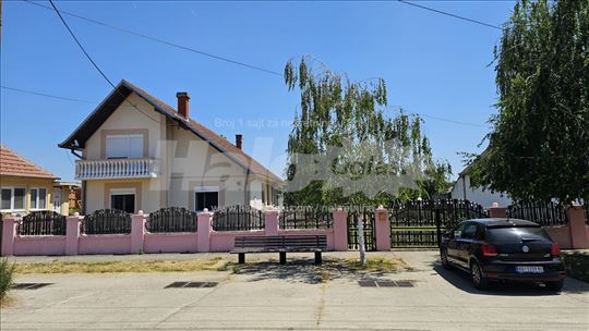 Porodična kuća na selu, 40 ari placa, bazen, sauna