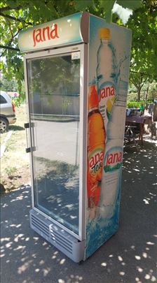rashladna vitrina 700 litara UGUR