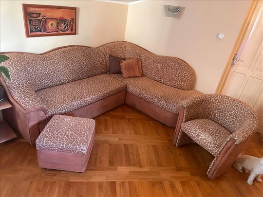 Ugaona garnitura na razvlacenje + fotelja + tabure