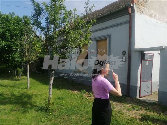 Imanje u Orlovatu kuće 150m2 + pomoćni objekti 12a
