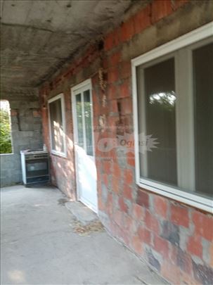 Kuća sa 43 ara pod voćem