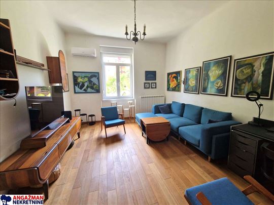 Lep salonac od 70kvm u samom centru grada, garaža