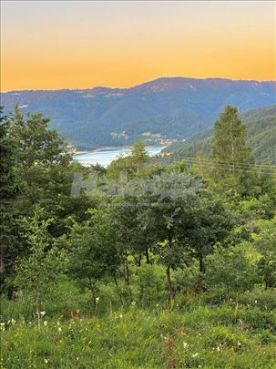 Plac na Tari (Zaovine) sa pogledom na jezero